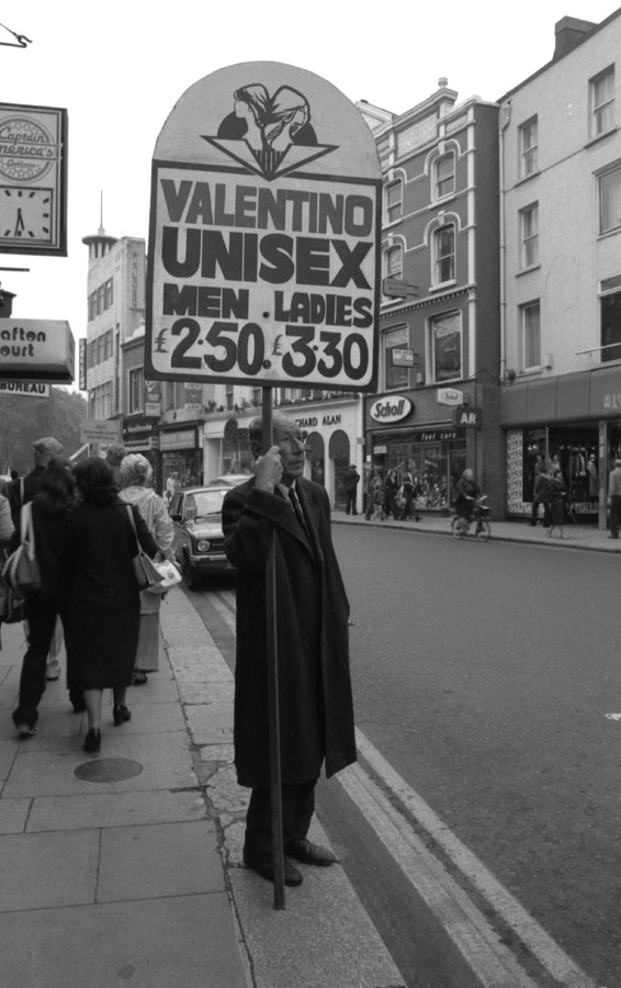 Mostra "Il Nodo di Gordio", Valentino unisex, fotografia in catalogo