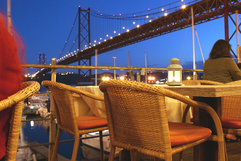 Lisbona, ristorante sotto il ponte XXV aprile