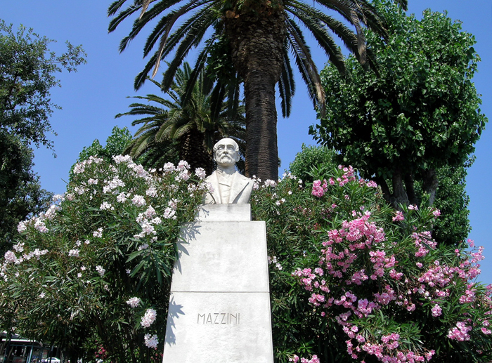 Bari, monumento a Mazzini
