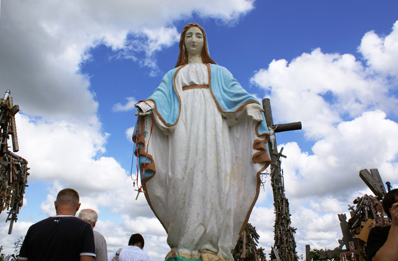 Lituania, collina delle Croci nei pressi di Siauliai sulla strada E 77