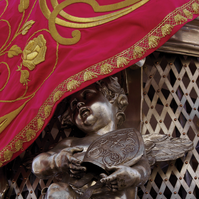 Statua di San Nicola, particolare della base