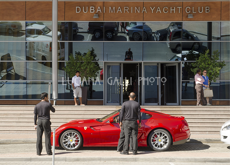 Ferrari a Dubai Marina